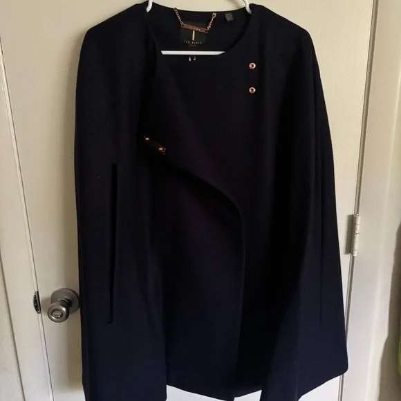 Chic Black Cape Coat – Modern Elegance Redefined